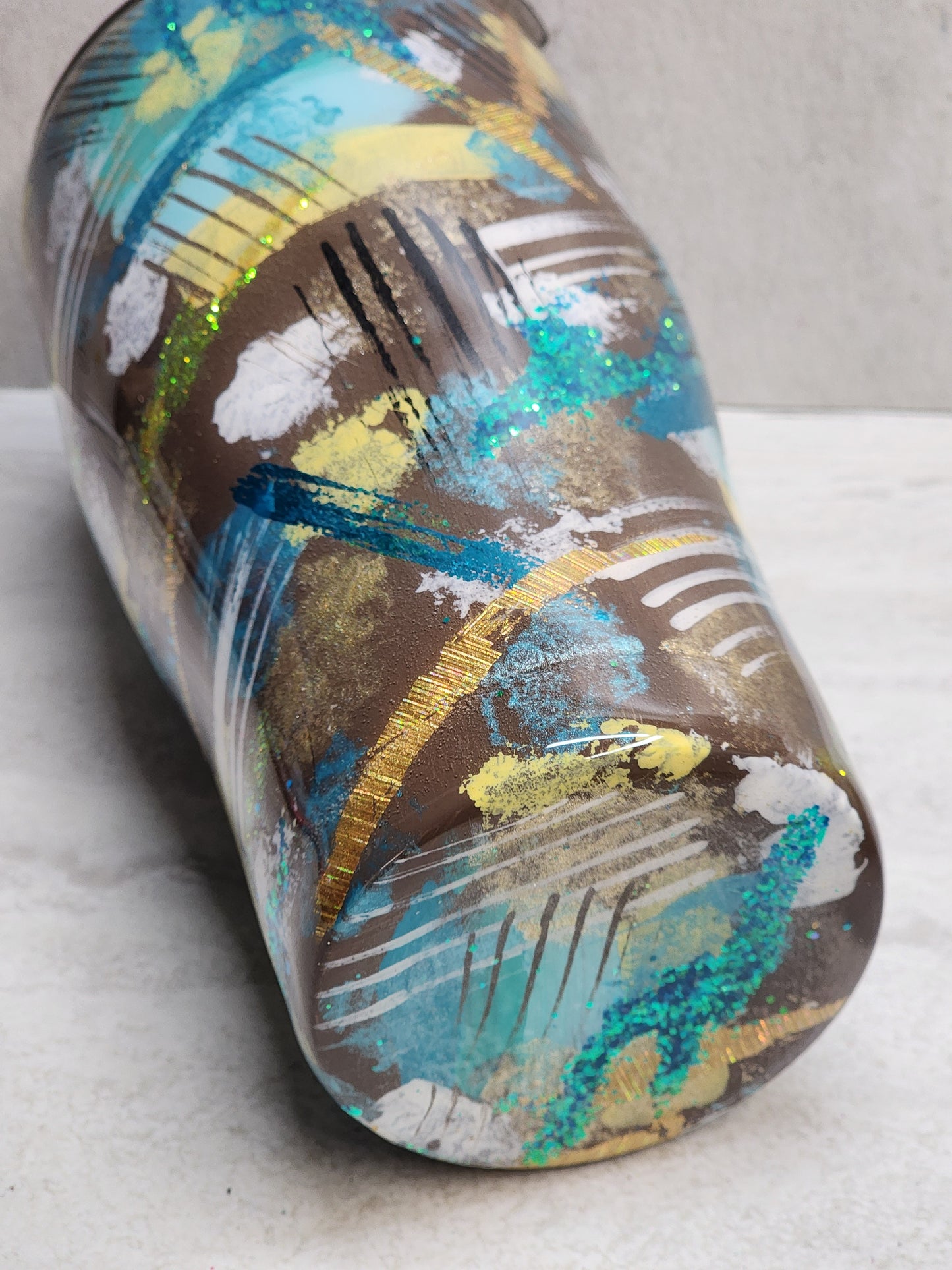 30 Ounce Modern Curve drinking tumbler with straw